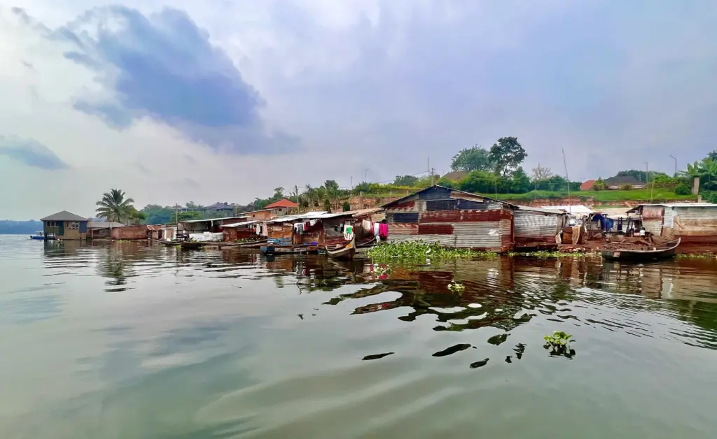 Jinja - Village by the Lake